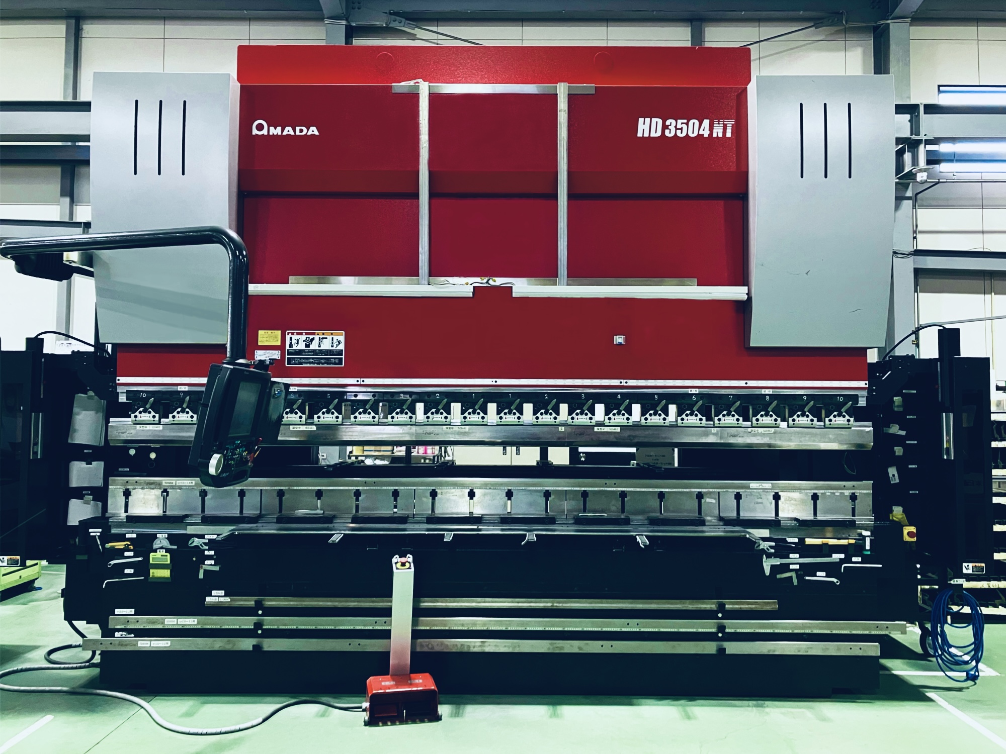 鳥取工場にある、4mプレスブレーキマシンの画像。