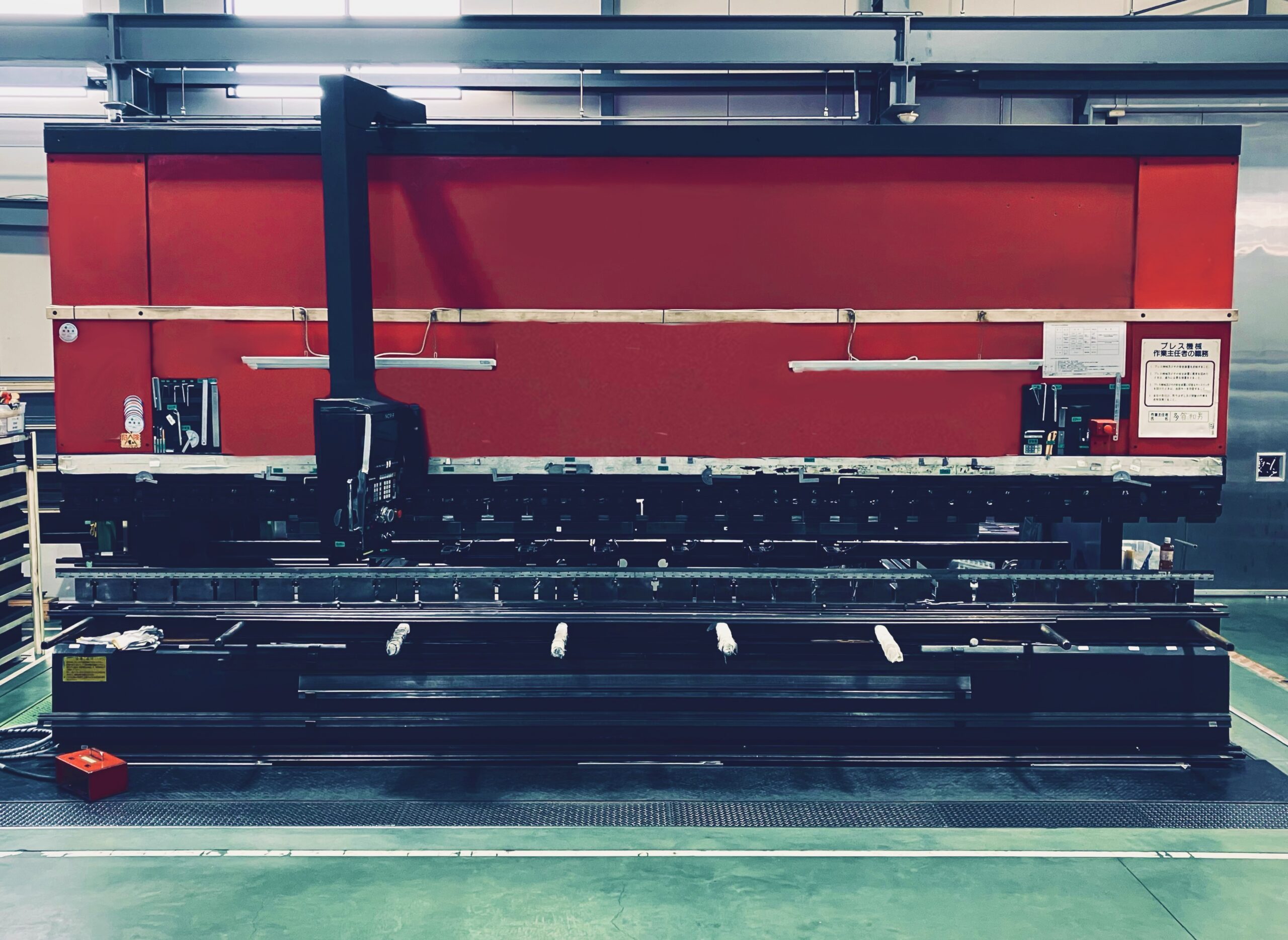鳥取工場にある、6mプレスブレーキマシンの画像。
