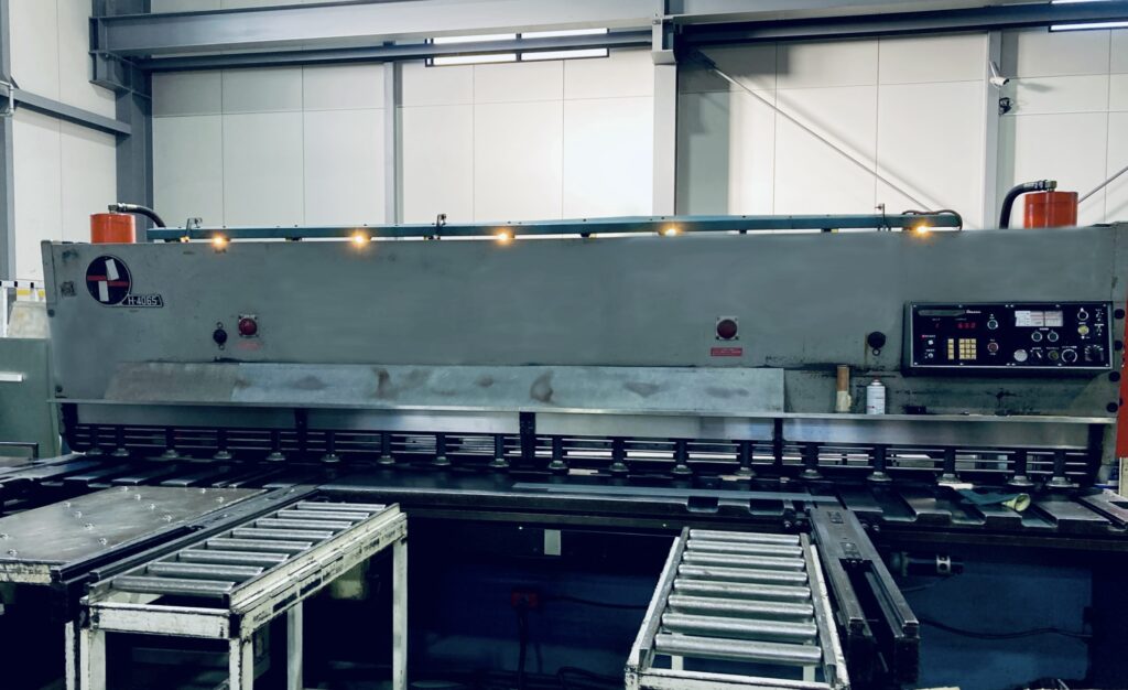 鳥取工場にある、4mのシャーリングマシンの画像。