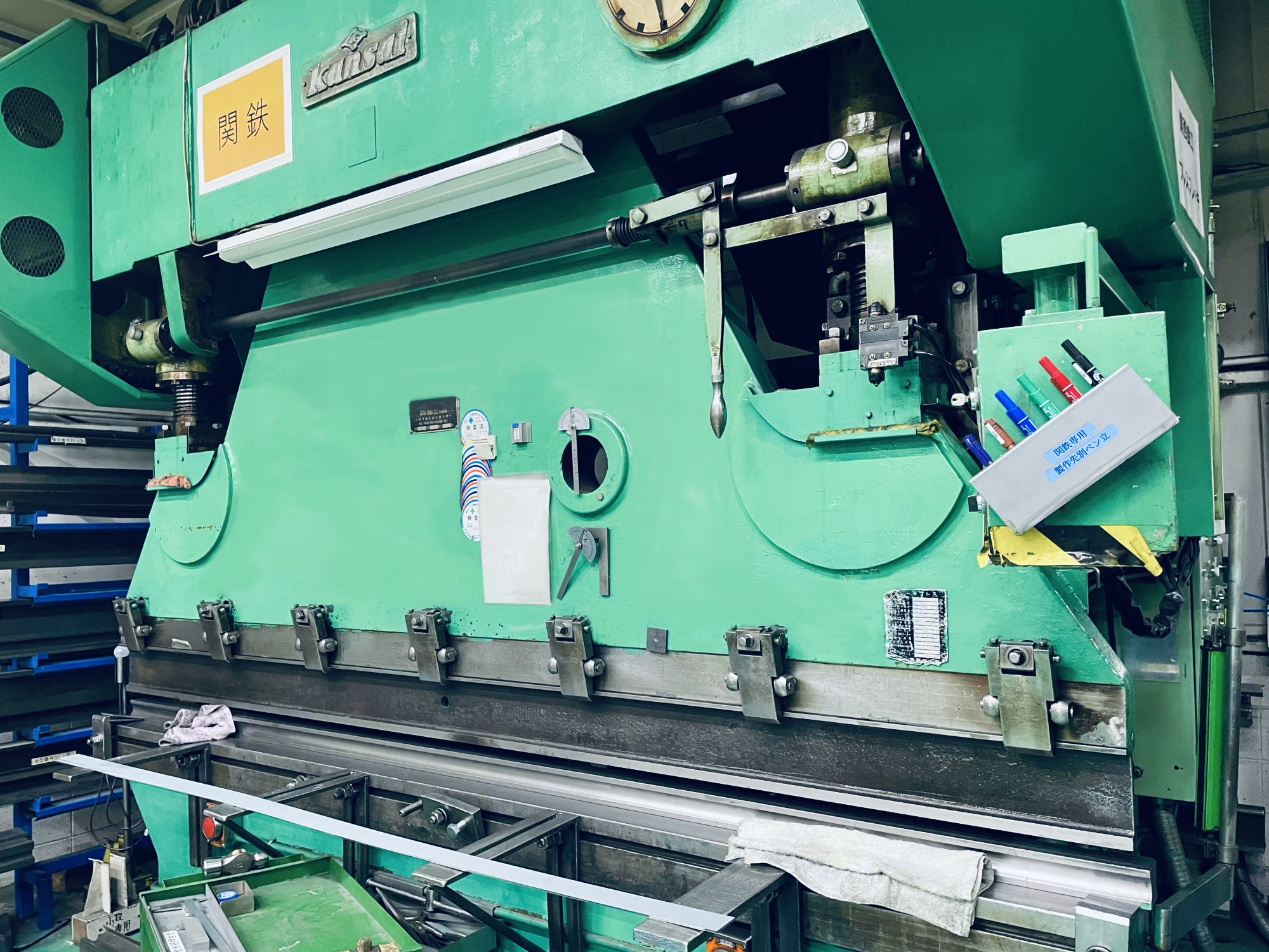 大阪工場にある、3mプレスブレーキマシンの画像。