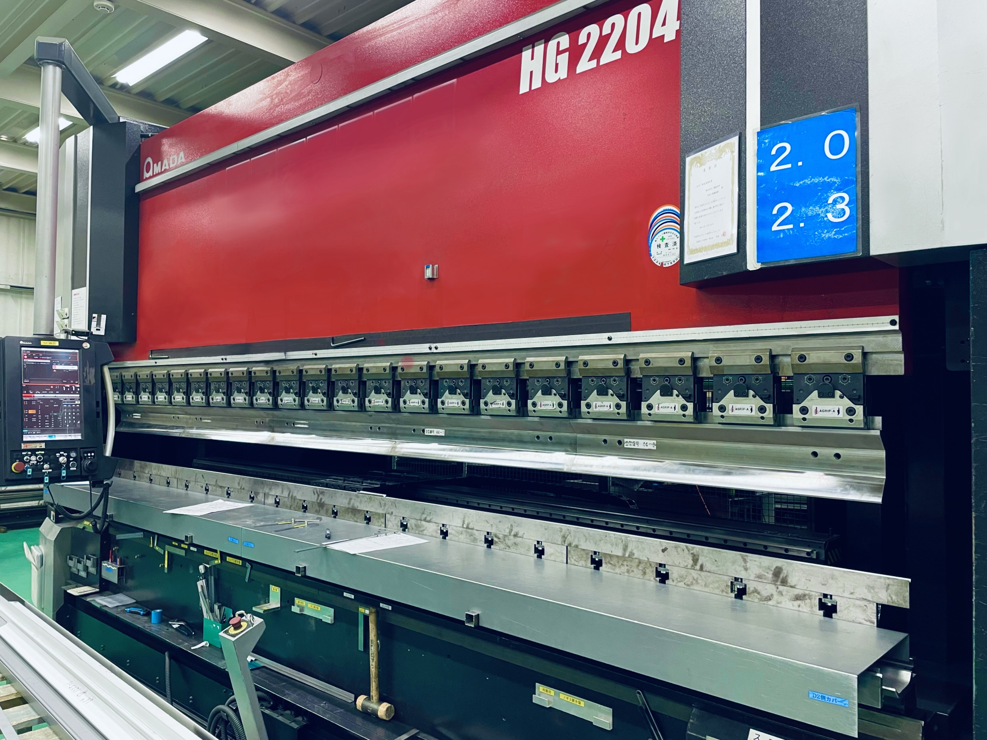 大阪工場にある、4mプレスブレーキマシンの画像。