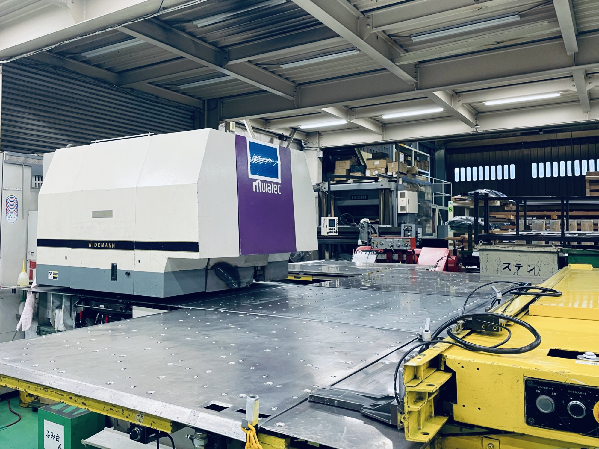 大阪工場にある、タレットパンチプレスの画像。