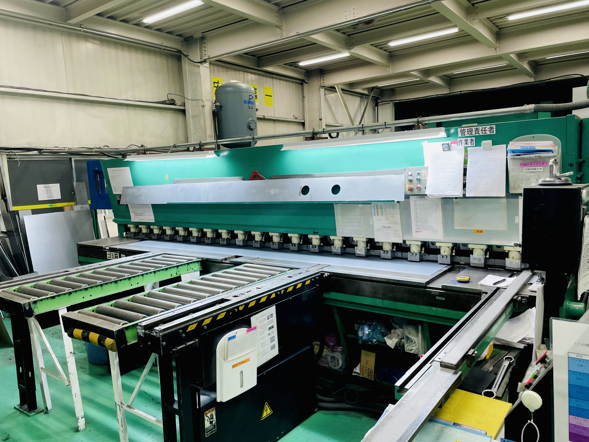 大阪工場にある、4mシャーリングの画像。