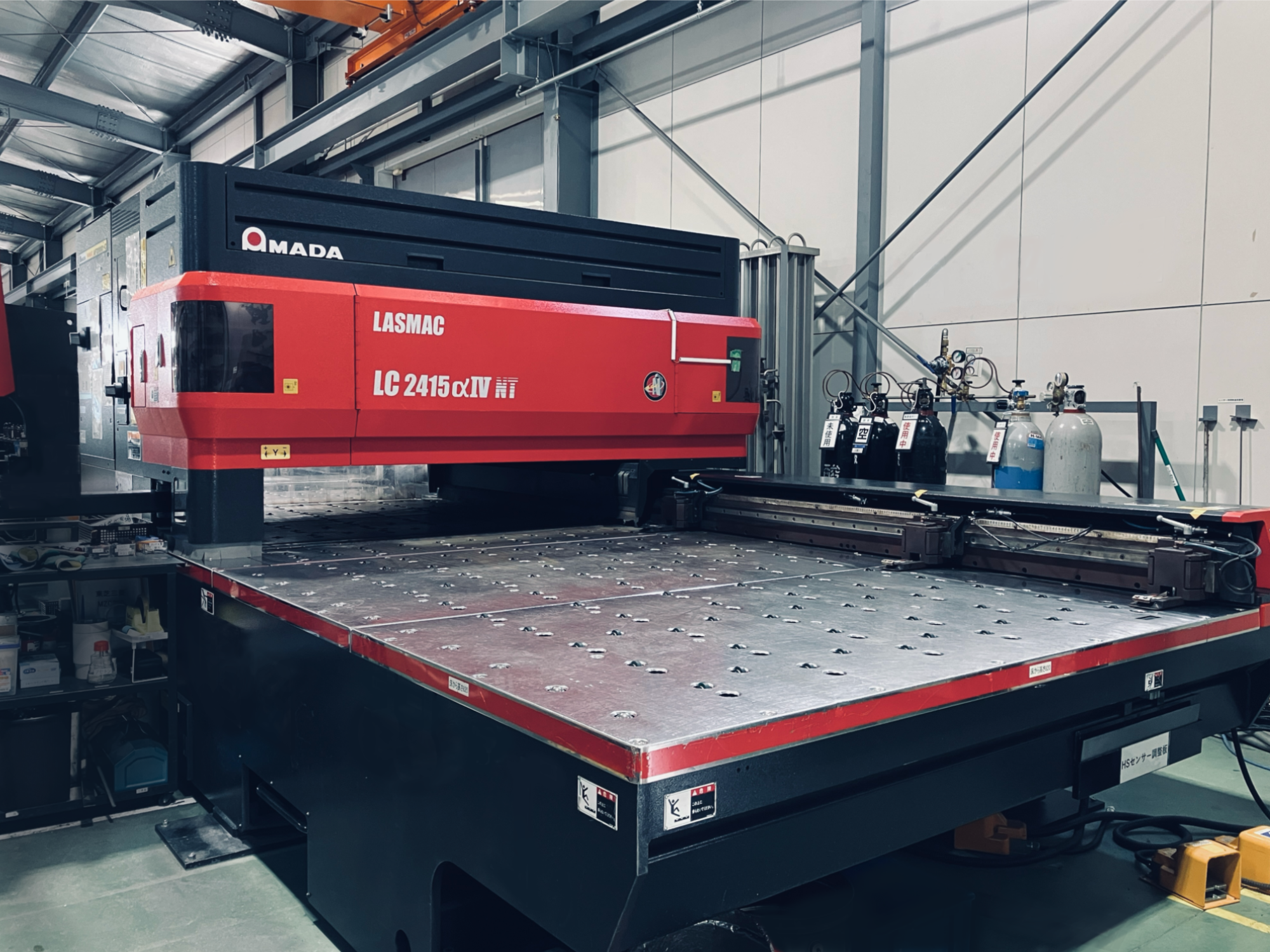 鳥取工場にある、レーザー加工機の画像。